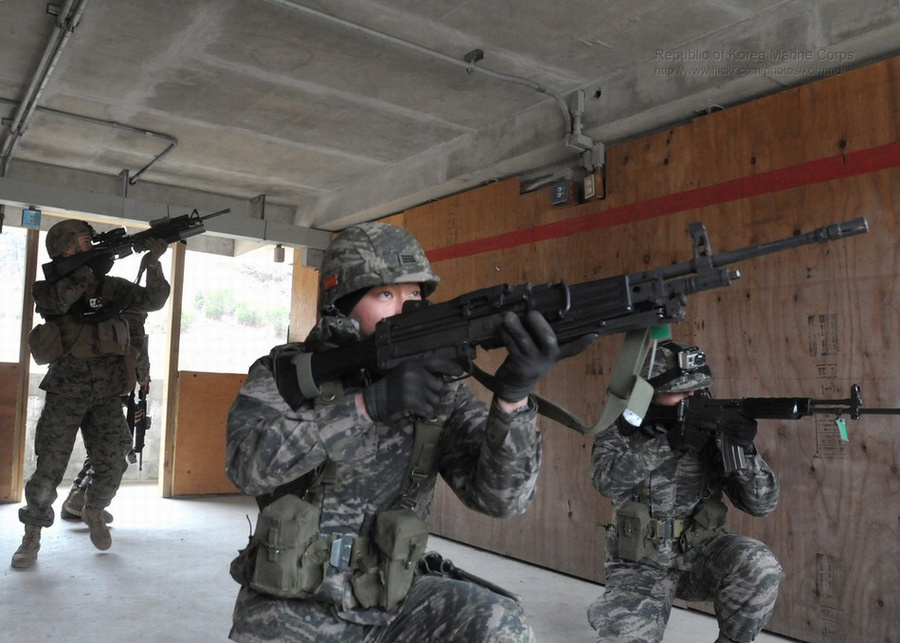 韩国海军陆战队高强度训练头顶皮划艇睡觉