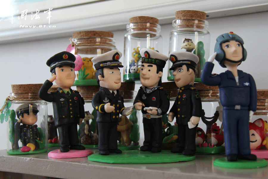 中国海军士兵为战友制作超q版泥塑