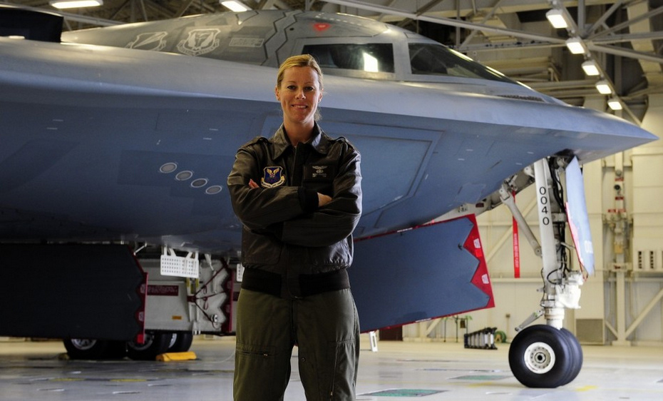 美国空军b2a隐身轰炸机精英女飞行军官曝光