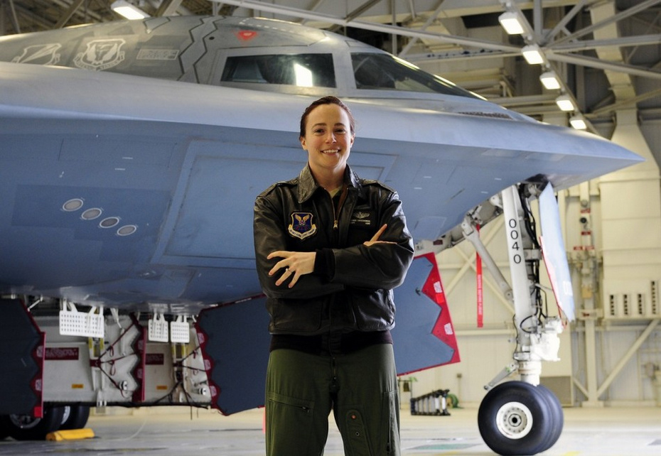 美国空军b2a隐身轰炸机精英女飞行军官曝光