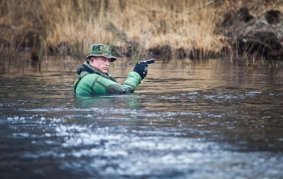 致命水鬼荷兰特种兵苦练水中移动射击绝活
