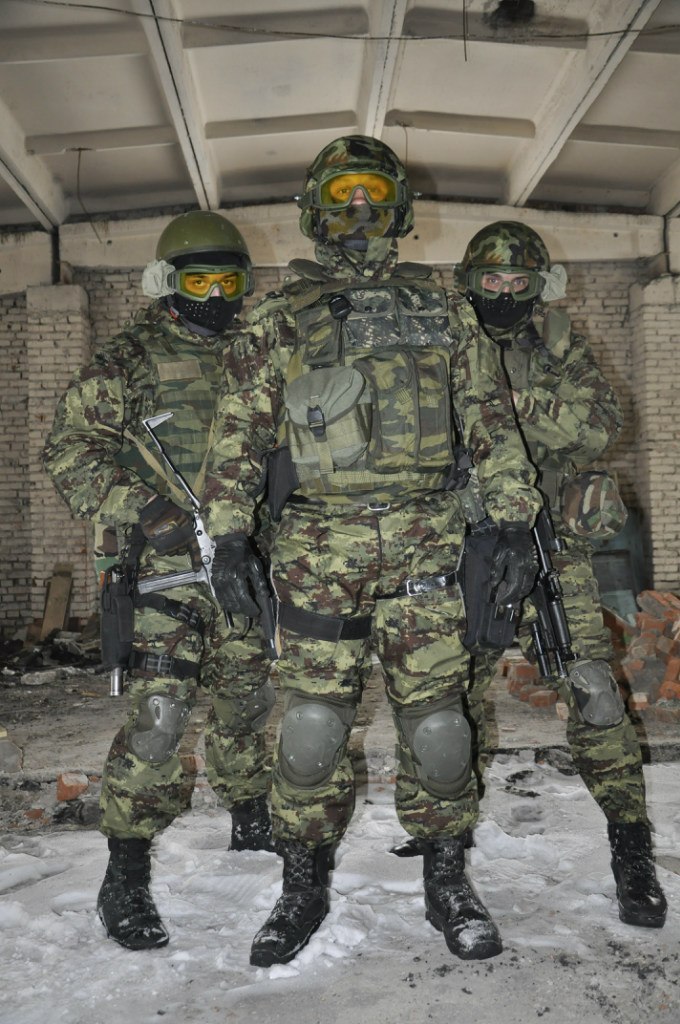 俄特种部队装备改型pkm机枪消声器大得不像话