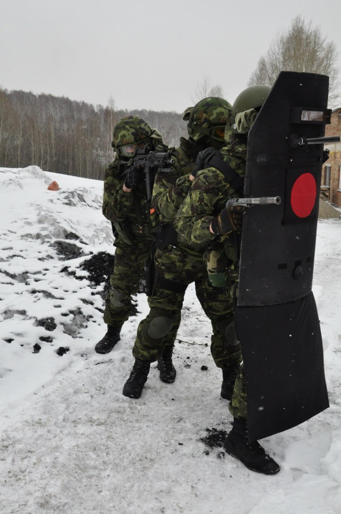 俄特种部队装备改型pkm机枪消声器大得不像话