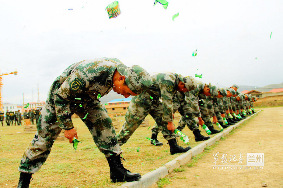 罕见猛图中国侦察兵徒手劈砖头碎酒瓶