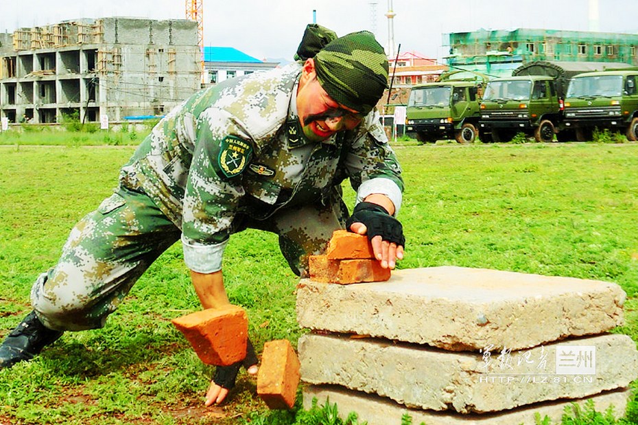罕见猛图中国侦察兵徒手劈砖头碎酒瓶