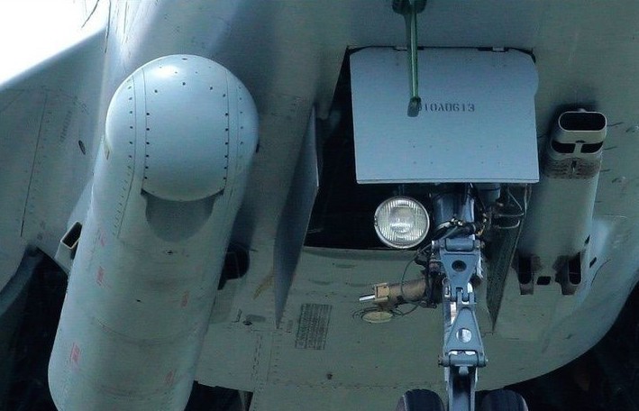 歼10挂神秘吊舱升空或为测试激光炸弹