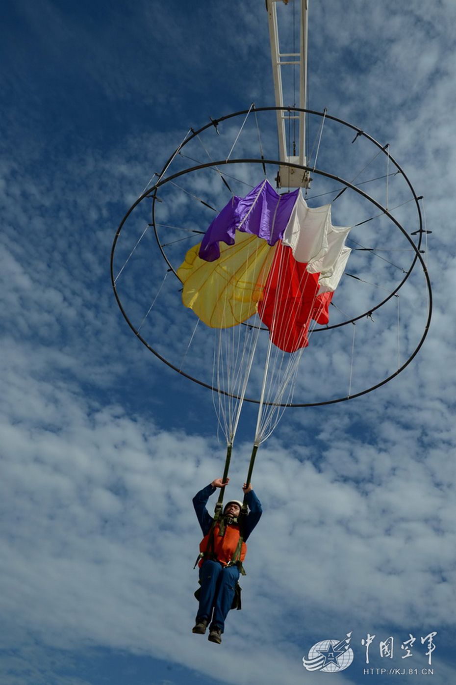 中国空军飞行员首次成建制训练海上跳伞救生