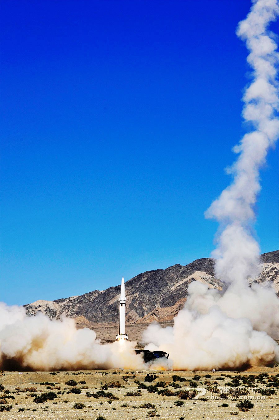 图为东风-15战术导弹发射瞬间.