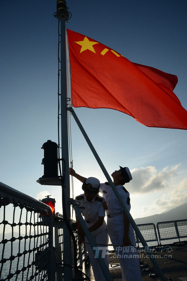 兰州舰首批女舰员亮相身着海魂衫非常迷人