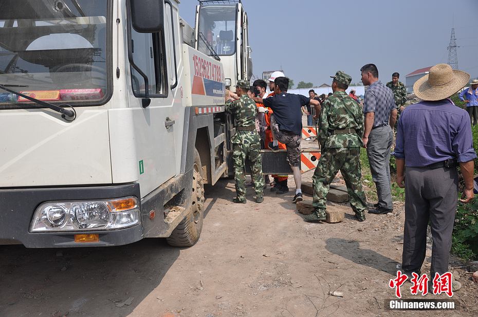 安徽一铲车侧翻堤坝武警紧急救援被困司机