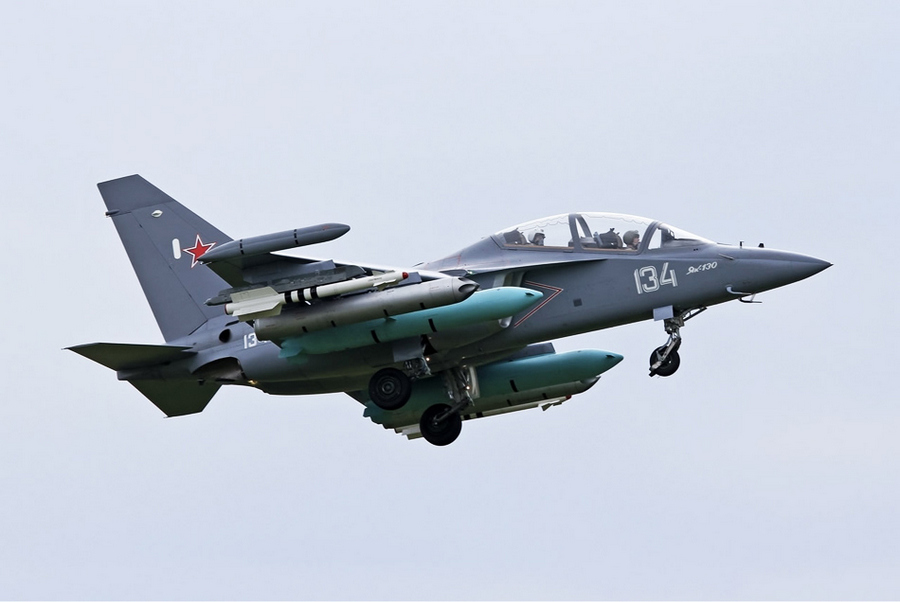 翼根进气决定了雅克-130不再能采用下单翼,退而求其次采用中单翼.