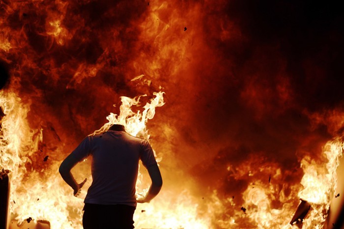 实拍爆炸模拟现场模特头被炸飞浑身燃烧