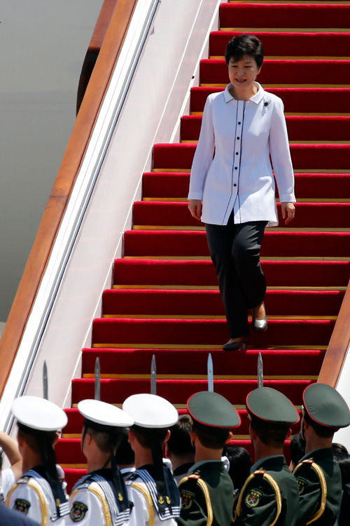 韩国总统朴槿惠抵京 解放军女上校贴身护卫