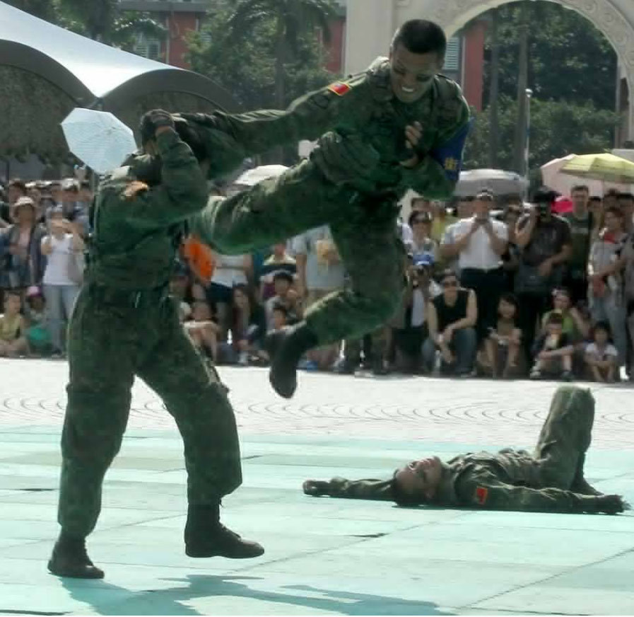 台军蛙人部队半裸亮相胸肌腹肌闪闪发光