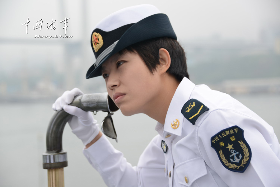 中国海军派出女兵参加中俄军演格外亮眼