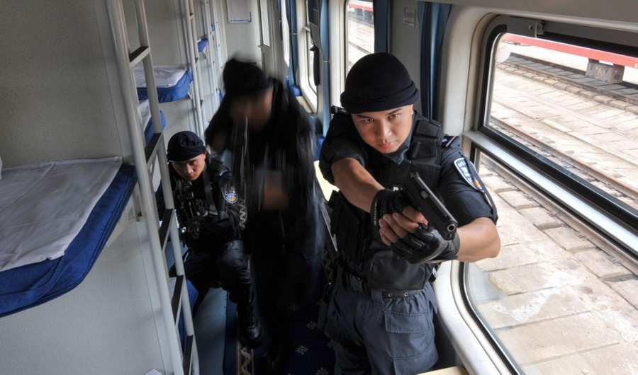 铁胆火车侠重庆铁路特警演练爬火车抓劫犯