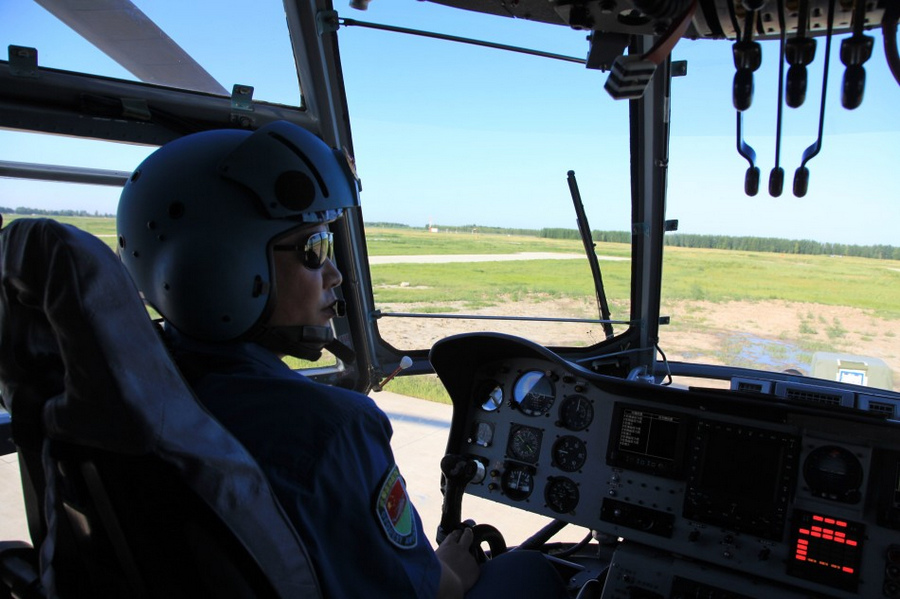 灭火型直8成军森警直升机群练吊桶灭火