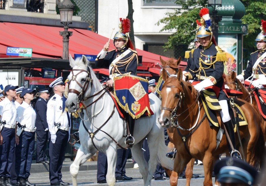 7月14日,在法国巴黎,法国共和国卫队骑兵团参加一年一度的国庆阅兵式.