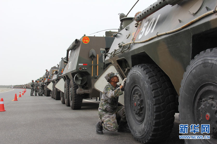 驻疆部队装甲战车群挺进戈壁练快速机动