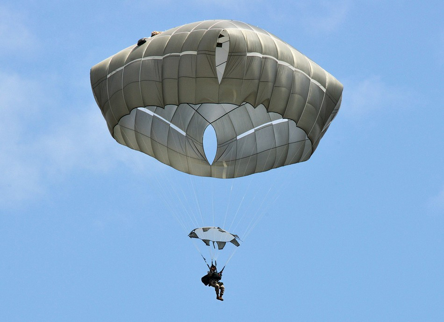 美军换装新型降落伞展开大规模伞降训练