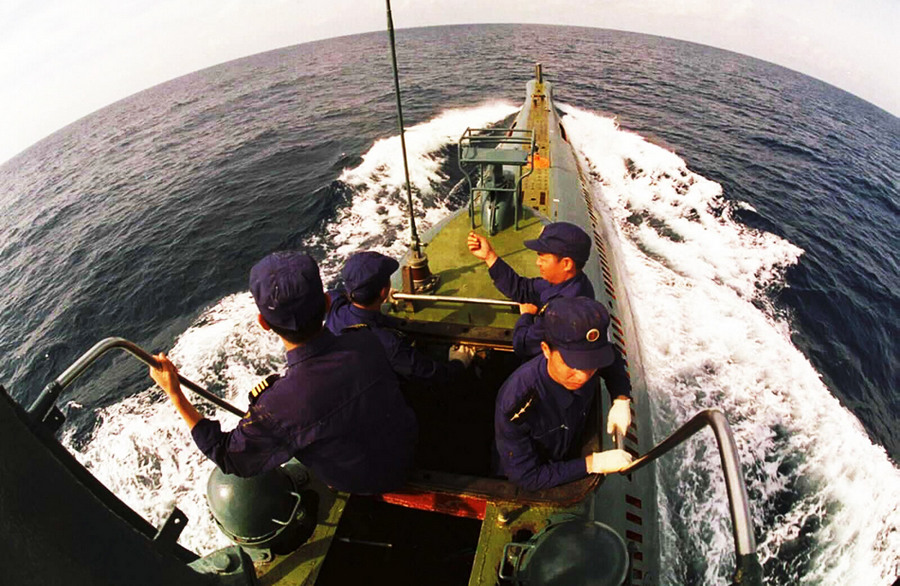 长城200号潜艇"鲸"躯一震,潜射导弹迅雷怒喝挟涛涌,长剑万里啸海天!