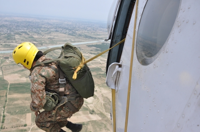 罕见：巴基斯坦女空降兵跳伞秘照曝光