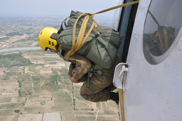 罕见：巴基斯坦女空降兵跳伞秘照曝光