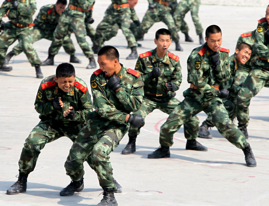 上海武警相当强悍驾战车破墙追捕匪徒