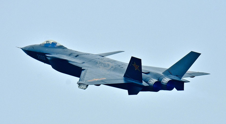 难得一见黄金甲版歼20战机劲舞苍穹