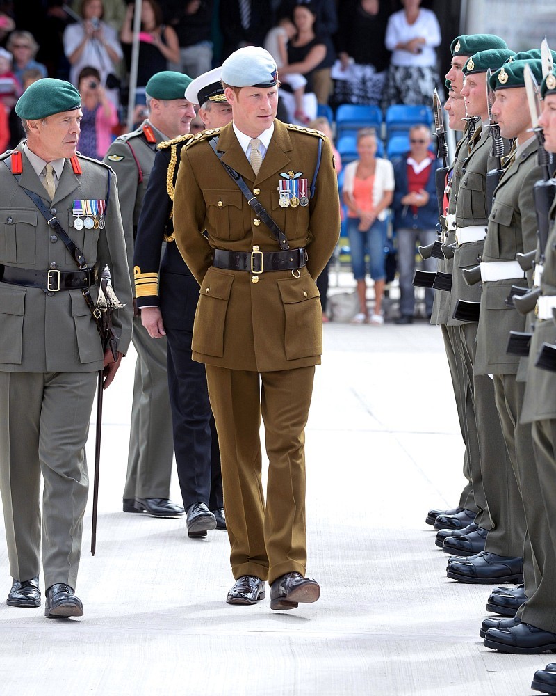 英国哈里王子身穿军装头戴贝雷帽帅气逼人