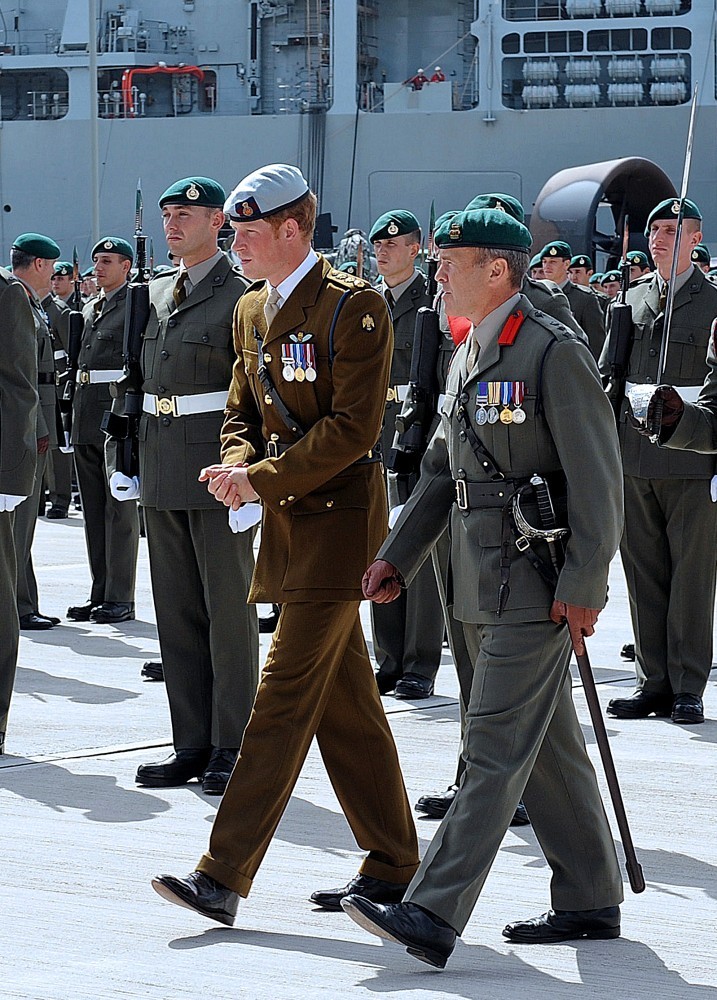 英国哈里王子身穿军装头戴贝雷帽帅气逼人