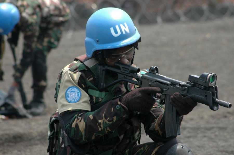 装备伽利尔短突步枪的坦桑尼亚特种维和兵点击进入中新网军事频道发布