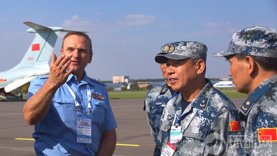 俄空军副总司令试坐中国歼10零距离体验