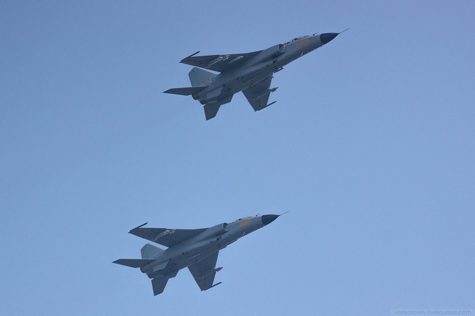 中国飞豹战机进行飞训优美身姿掠过蓝天