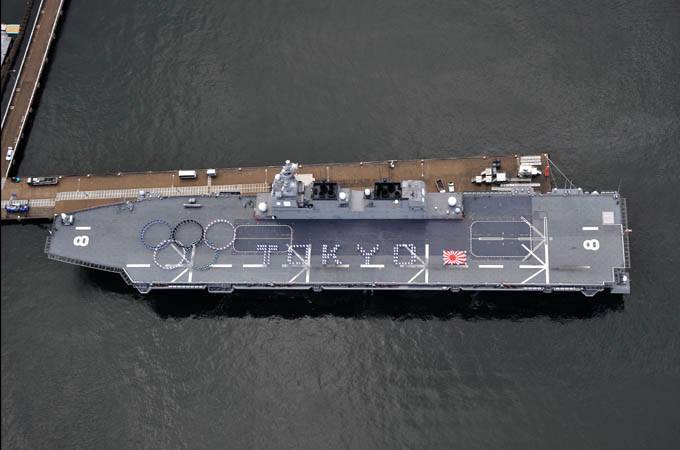 日本舰员在准航母上排五环旗庆祝申奥成功