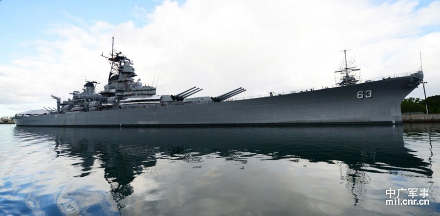 1999 年,密苏里号战列舰从美国西海岸移动到珍珠港.