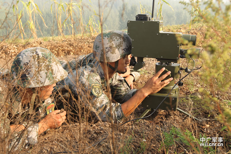 济南军区演练山地攻防战士兵装备精良