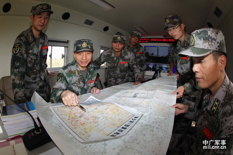 济南军区演练山地攻防战士兵装备精良