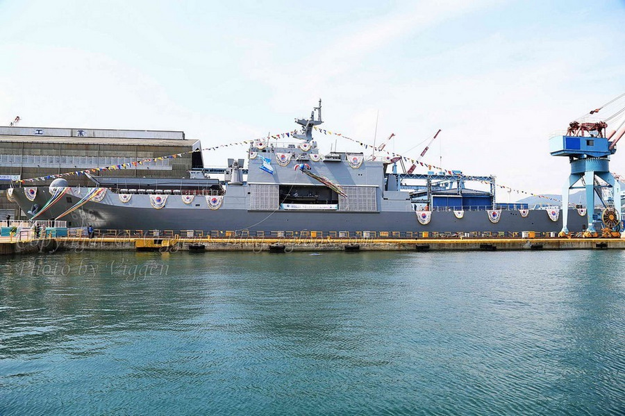 韩国新型登陆舰下水放烟花彩球欢天喜地