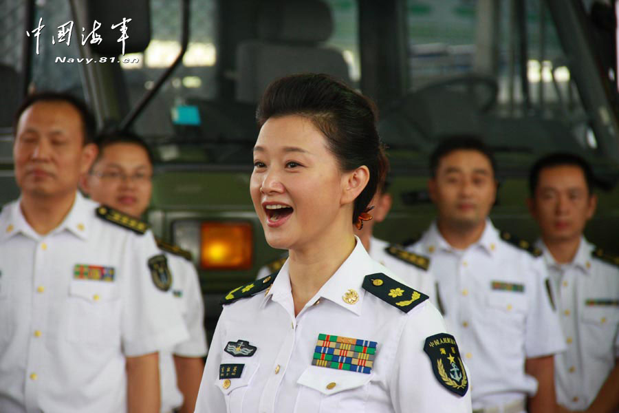 团长宋祖英率海政文工团慰问海军一线部队