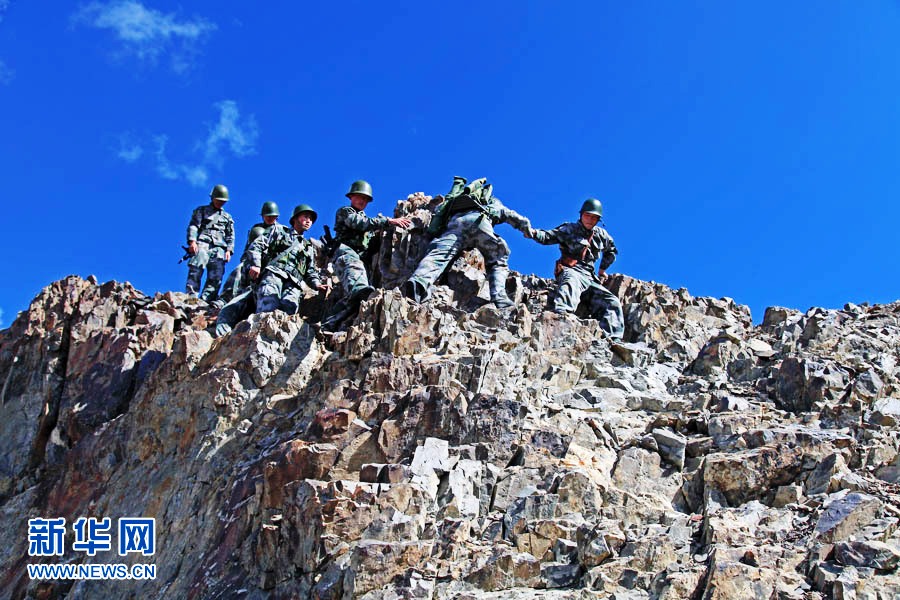 中国边防兵巡边爬绝壁刀石山搭人梯前进