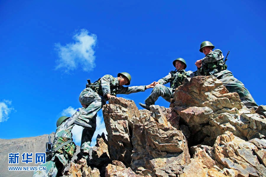 中国边防兵巡边爬绝壁刀石山搭人梯前进