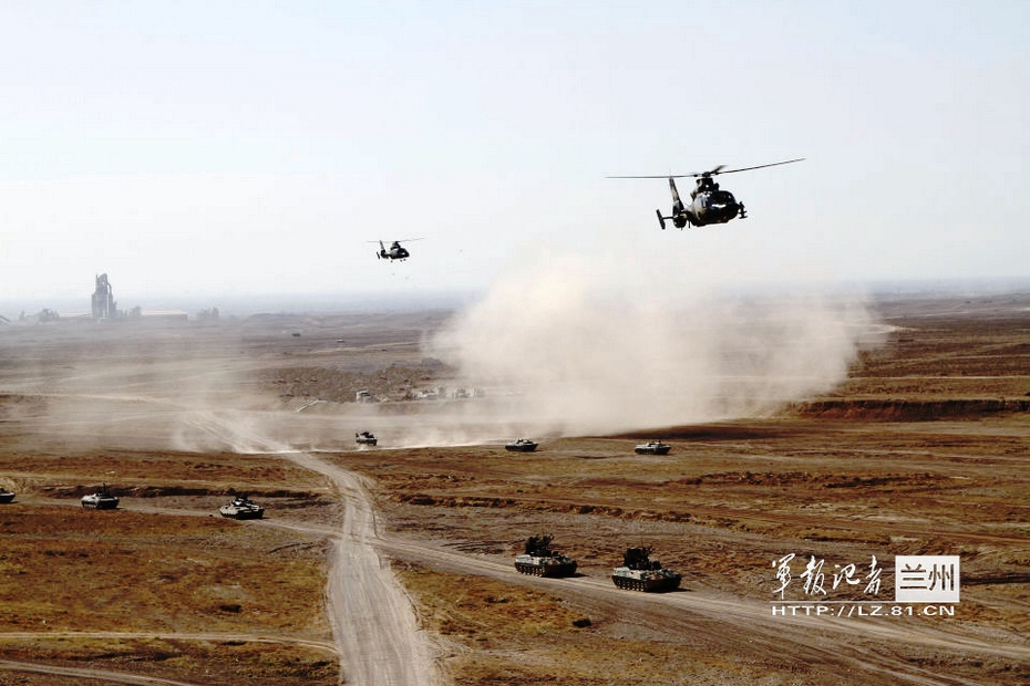 解放军钢铁团直升机装甲集群冲锋气势汹汹