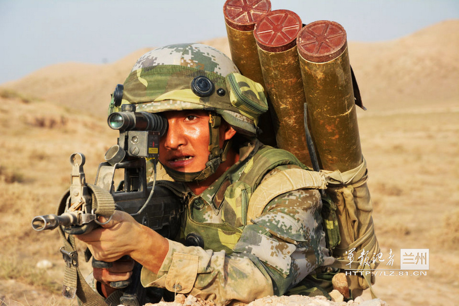 解放军钢铁团直升机装甲集群冲锋气势汹汹