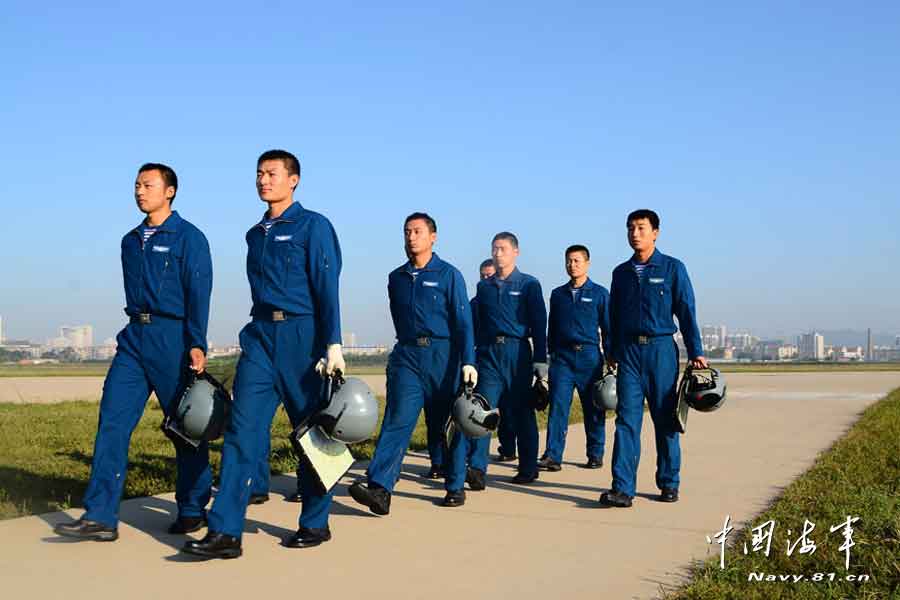 中国海军首批双学籍飞行学员走进清华北大