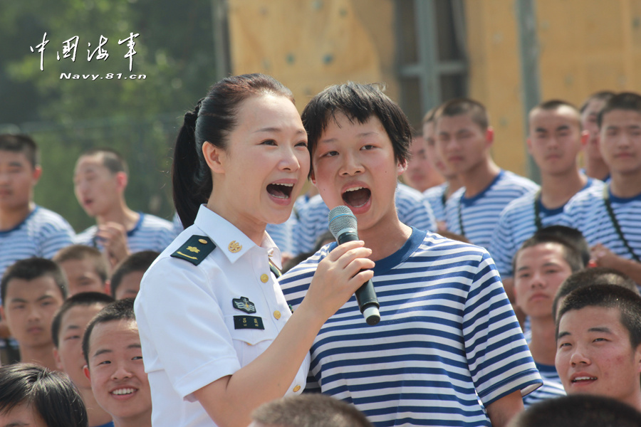 海政文工团到海军航空工程学院慰问演出点击进入中新网军事频道发布