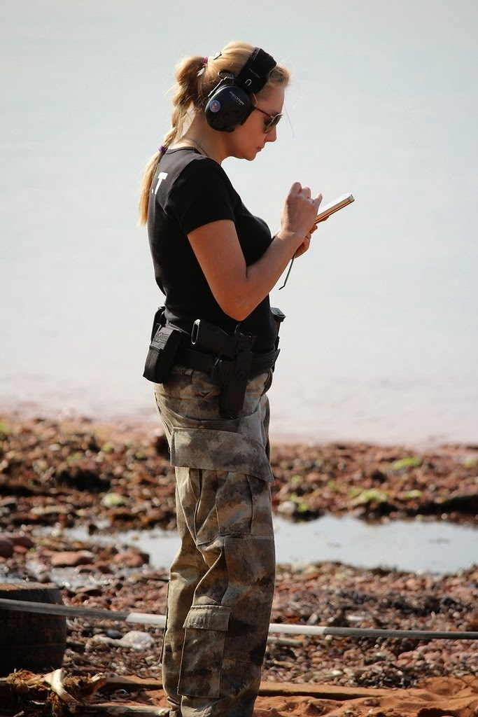 不爱红装爱武装:国外大辫子姑娘抬枪猛射