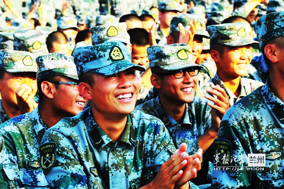 兰州军区文工团慰问部队女演员一袭红衣弹古筝