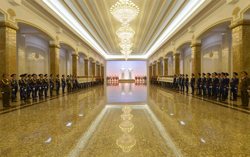 今天是朝鲜劳动党建党68周年,金正恩参谒锦绣山太阳宫殿.