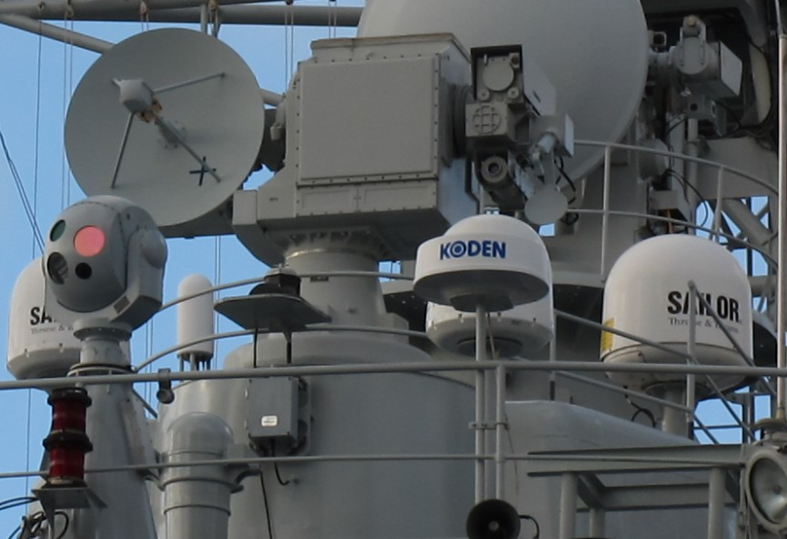 这是网友拍摄到的中国海军青岛舰舰载雷达天线细节,最前面的是1部日本